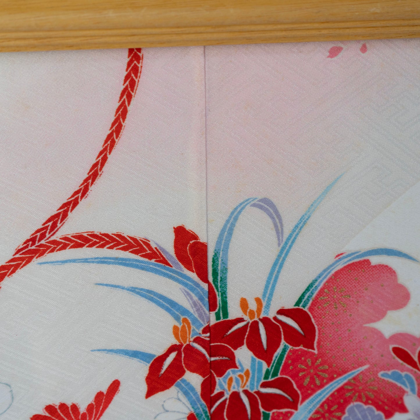 A vintage kimono tapestry with vintage frame / ビンテージ着物 額付き