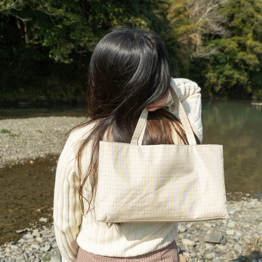 A bag made of recycled kimono  White / Red / ビンテージ手提げバッグ 二色