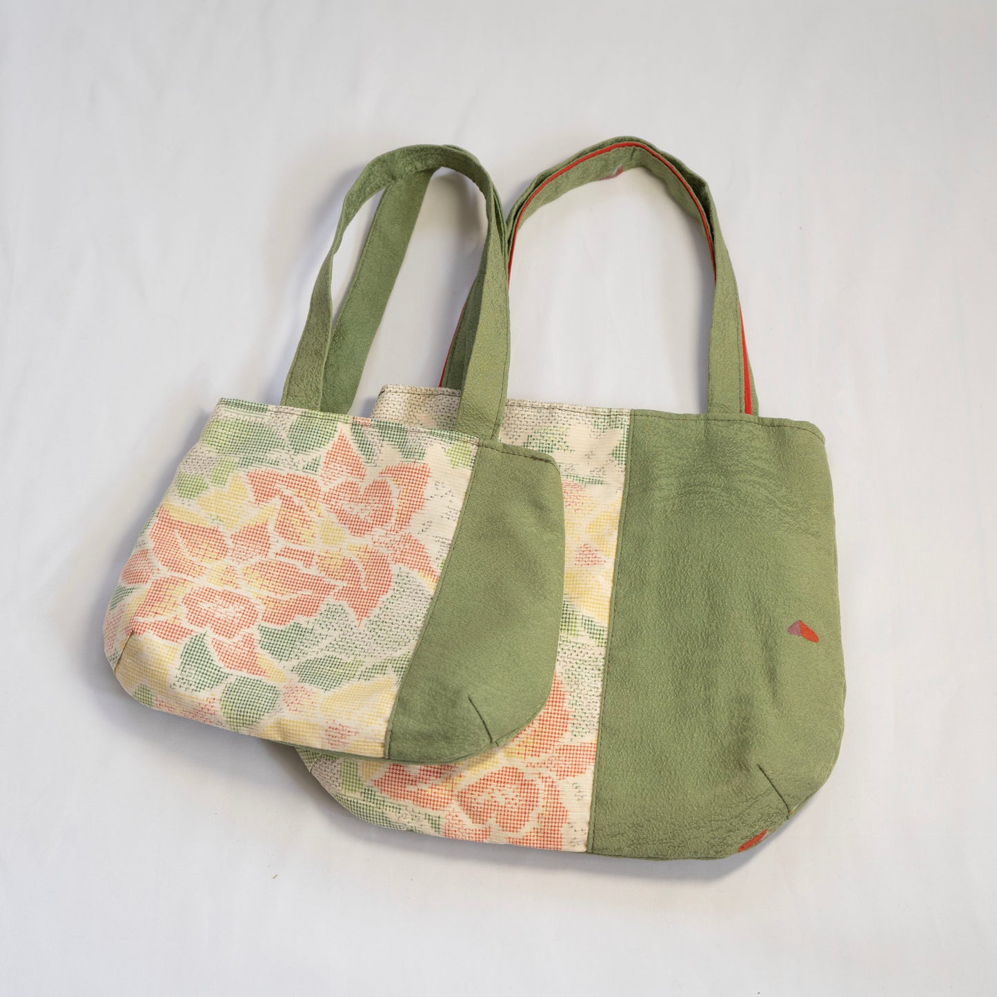 A bag made of recycled kimono (2 size) / ビンテージ手提げバッグ