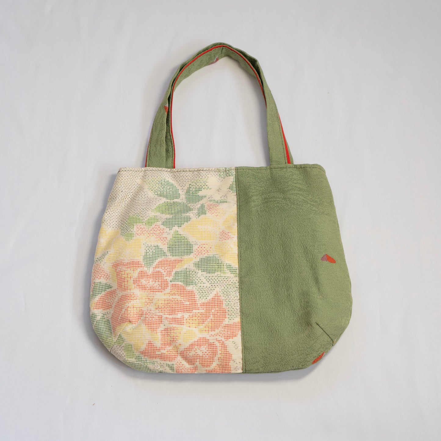 A bag made of recycled kimono (2 size) / ビンテージ手提げバッグ