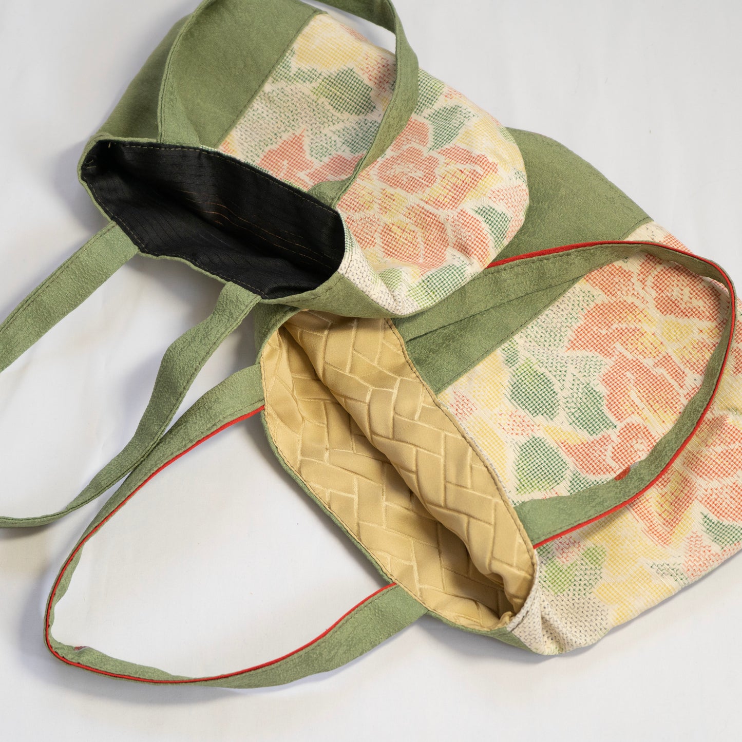 A bag made of recycled kimono (2 size) / ビンテージ手提げバッグ